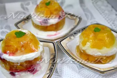 Слоёный десерт из персиков с малиной