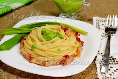 Спагетти с беконом и черемшой