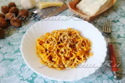 Спагетти с тыквой горгонзолой и грецкими орехами