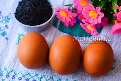 Как покрасить яйца черным чаем
