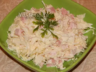 Простой салат за 5 минут из капусты с колбасой