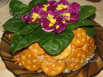 Салат "Фиалка" с крекерами