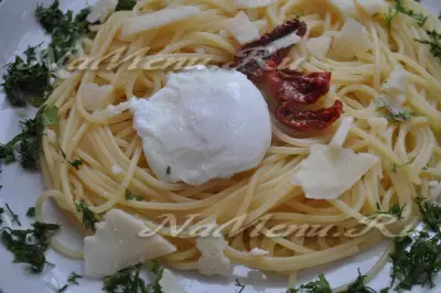 Спагетти с яйцом пашот