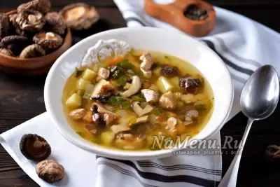 Суп с сушеными грибами на мясном бульоне