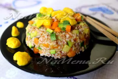 Красный рис с овощами и соусом с куркумой