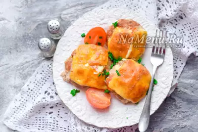 Котлеты в духовке с помидорами и сыром