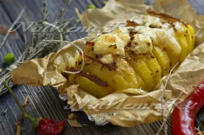 Картошка — гармошка с сыром и беконом