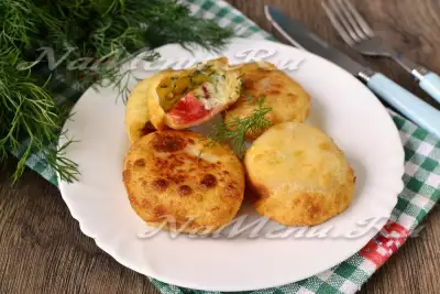 Пирожки-бомбочки с сыром и помидорами