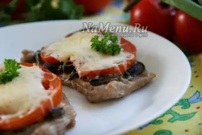 Мясо по-французски в духовке с помидором, грибами и сыром