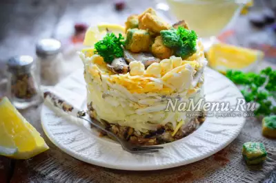 Вкусный слоеный салат со шпротами и сухариками