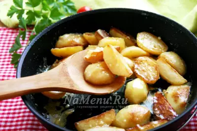 Картошка в сметане на сковороде