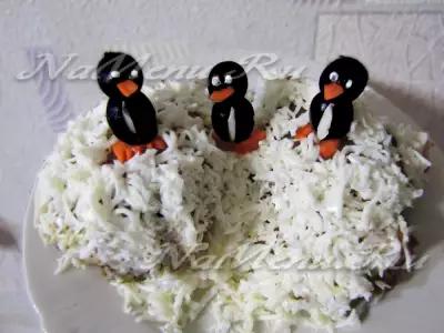 Пингвины из маслин на "куриных льдинах"