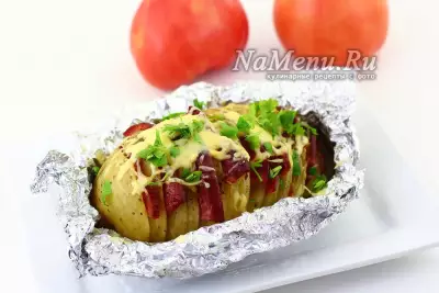 Картошка-гармошка с колбасой и сыром в духовке