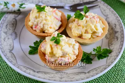 Тарталетки с крабовыми палочками, сыром и яйцом