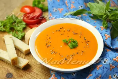 Тыквенный суп-пюре с помидорами и сливками