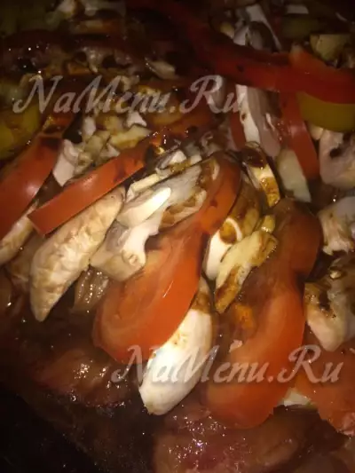 Мясо-гармошка с грибами и помидорами в духовке