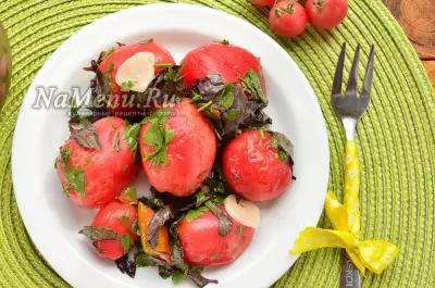 Быстрые маринованные помидоры с чесноком и зеленью