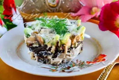 Слоеный салат с черносливом, курицей, огурцом и грибами