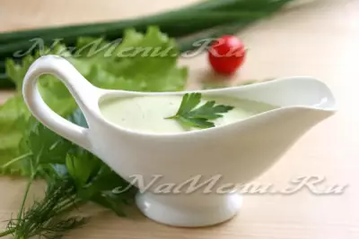 Зеленый соус с брынзой и йогуртом