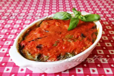 Постная запеканка из баклажана с томатным соусом и соусом бешамель