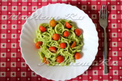 Спагетти из цуккини с соусом альфредо и помидорками черри