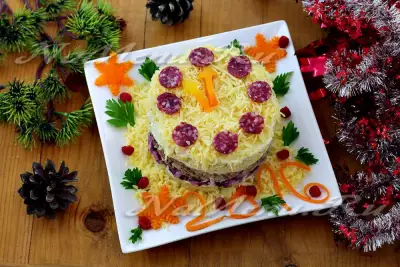 Слоёный салат «Новогодние часы»