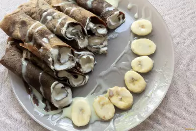Шоколадные блины с творожно-банановой начинкой рецепт с фото