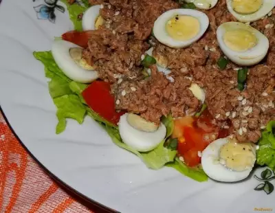 Салат с тунцом и перепелиными яйцами рецепт с фото