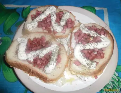 Бутерброды с яйцом и сосиской в микроволновке рецепт с фото