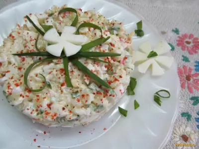 Салат из крабовых палочек с огурцом и пастой рецепт с фото