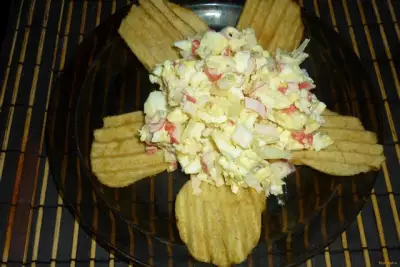Салат из крабовых палочек с чипсами рецепт с фото