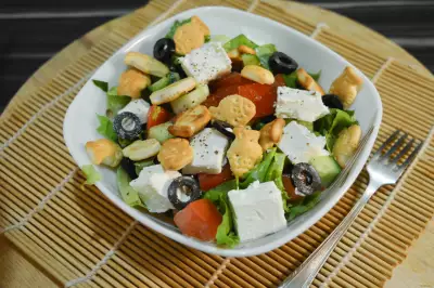 Греческий салат с крекерами рецепт с фото