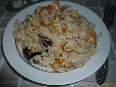 Рисовая каша с куриной грудкой и черносливом
