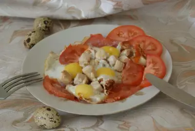 Глазунья из перепелиных яиц с курицей и помидорами рецепт с фото