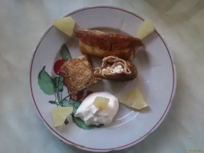 Блинчатые пирожки с творогом и ананасами