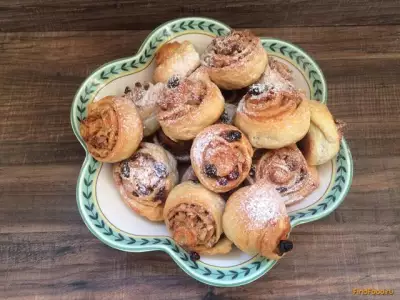 Сдобные булочки с изюмом и грецким орехом рецепт с фото