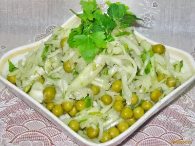 Салат из капусты с зелёным горошком рецепт с фото