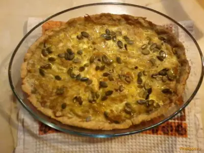 Луковый пирог с тыквенными семечками рецепт с фото
