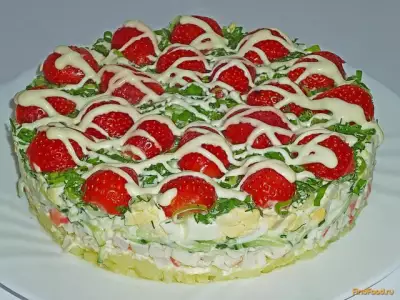 Крабовый салат с клубникой рецепт с фото