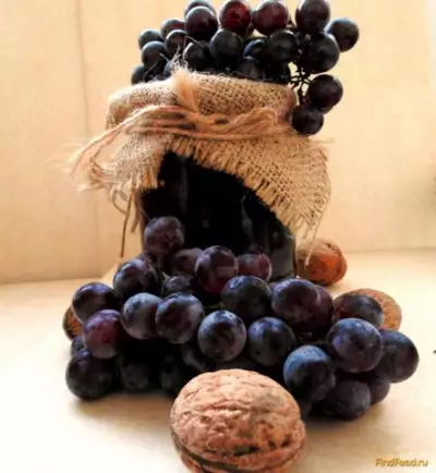 Запеченное варенье  из винограда с грецкими орехами  рецепт с фото
