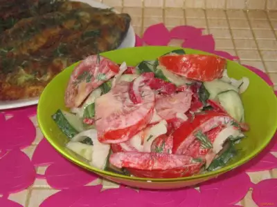 Салат из огурцов и помидоров со сметаной рецепт с фото