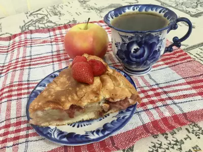 Яблочная шарлотка с клубникой рецепт с фото
