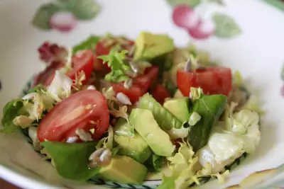Зеленый салат с помидорами и авокадо рецепт с фото
