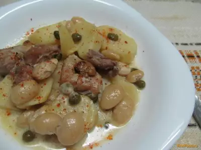 Мясное рагу с фасолью и каперсами в сметанном соусе