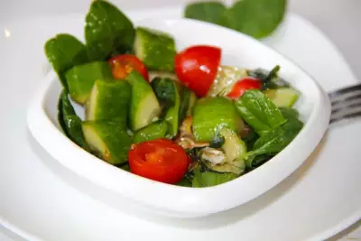 Легкий салат со шпинатом рецепт с фото