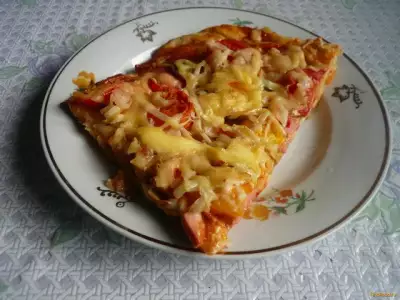 Домашняя пицца с сосисками и луком пореем
