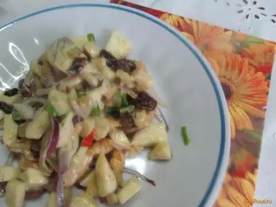 Теплый салат из курицы изюма и яблока рецепт с фото