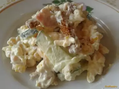 Салат с копченой курицей и сухариками рецепт с фото