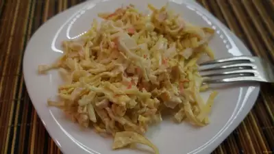 Салат из яичных блинчиков и крабового мяса с маринованным луком