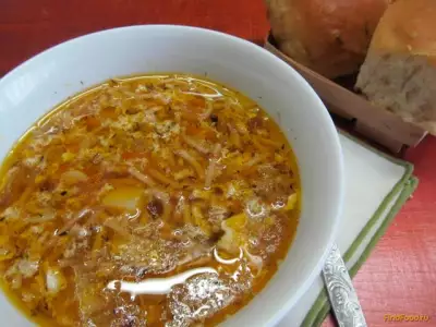 Суп на курином бульоне с жареной пастой и яйцом рецепт с фото